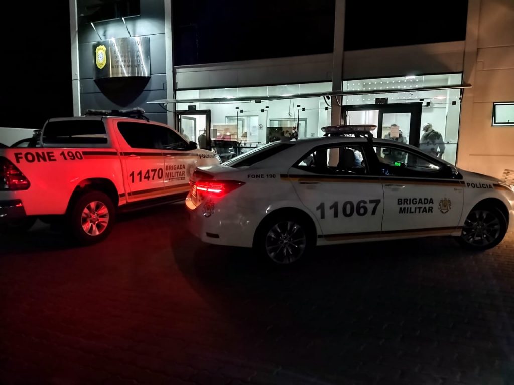 BM prende três jovens com revólver e drogas na Petrópolis
