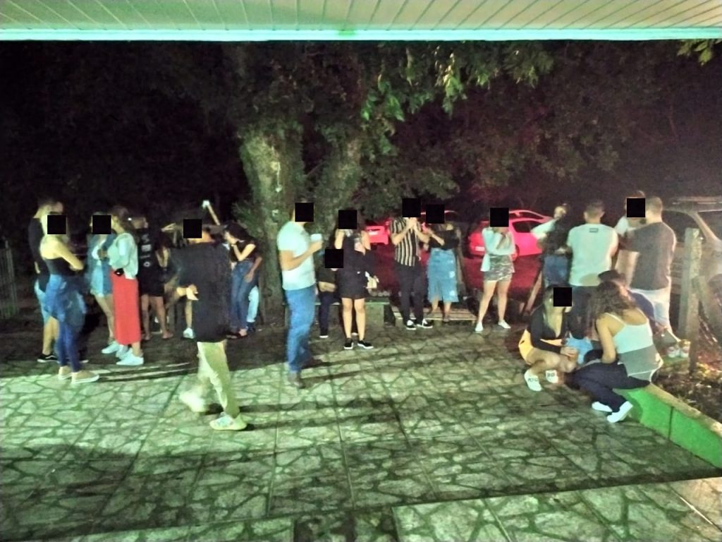 Força Tarefa flagra festa com 120 pessoas no interior de Passo Fundo