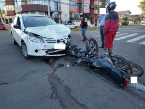 Colisão entre carro e moto deixa motociclista ferido na Teixeira Soares bairro Vera Cruz