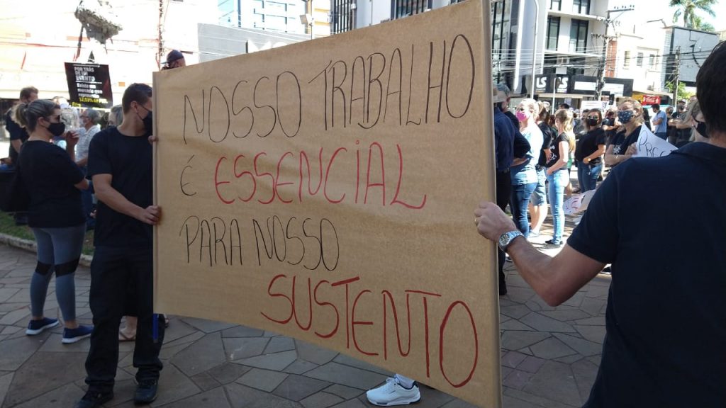 Comerciantes avisam que voltarão a trabalhar na segunda-feira, mesmo em bandeira preta