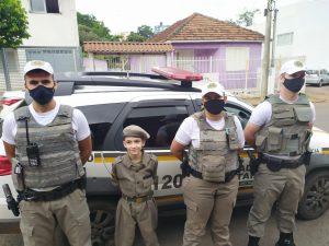 Patrulha Maria da Penha do 3° RPMon presta homenagem a aniversariante
