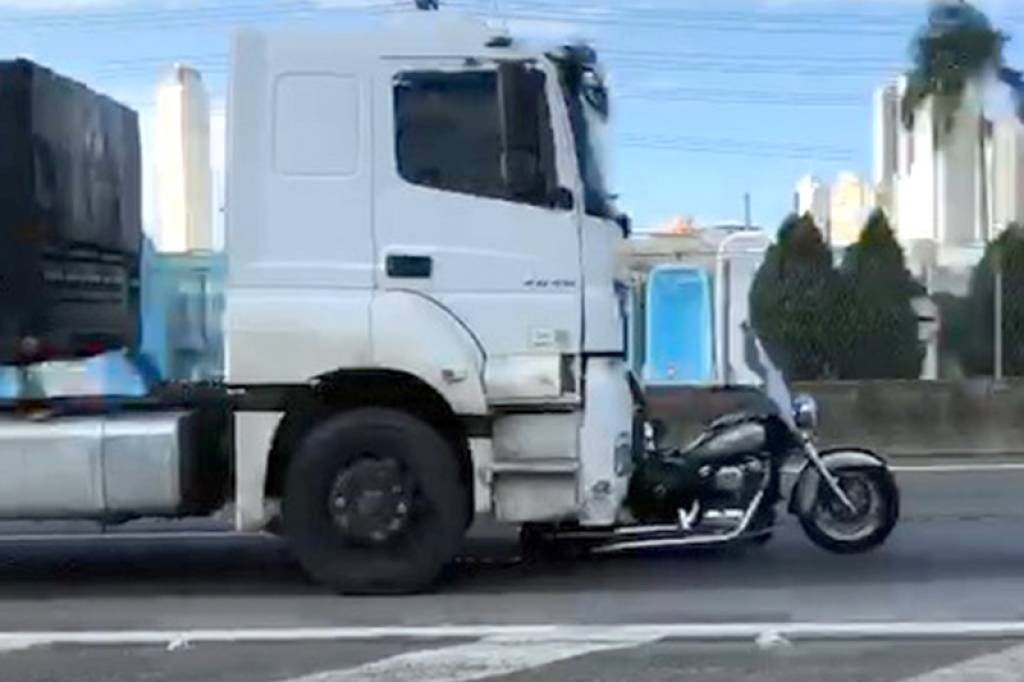 Carreta arrasta moto e leva motociclista pendurado por mais de 30km em SC