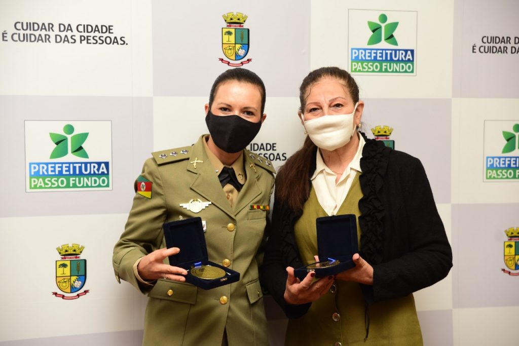 Comenda Anna Theodora é entregue a outras duas mulheres