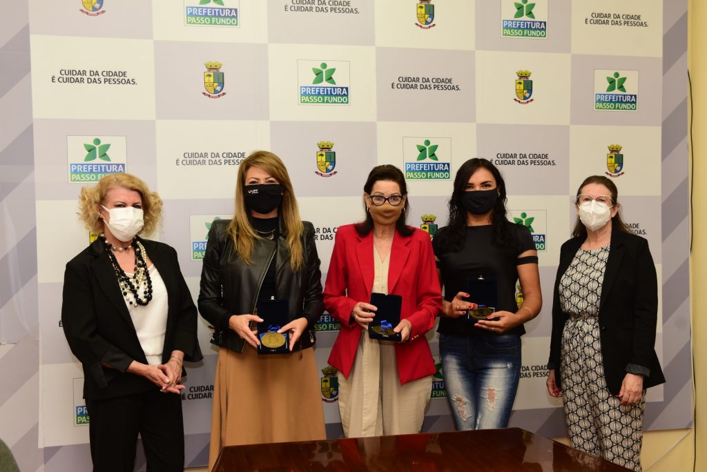 Prefeitura celebra protagonismo das mulheres com entrega da Comenda Anna Theodora