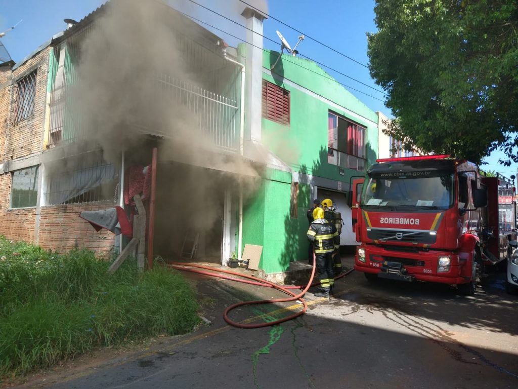 Incêndio atinge casa próxima da Justiça Federal em Passo Fundo