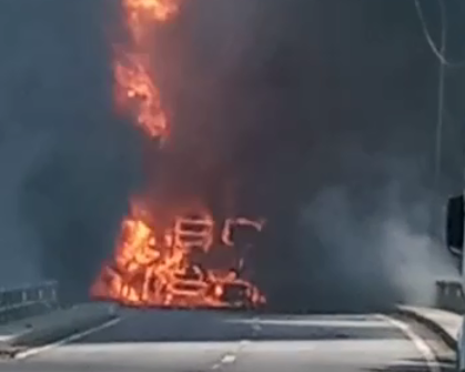 Caminhão carregado de combustível explode na BR-386 em Estrela