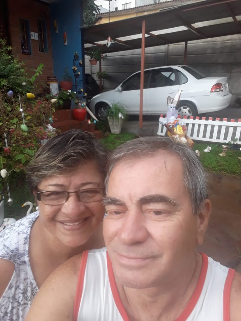 Sem poder reunir familiares, casal aposentado faz decoração para manter espírito da páscoa vivo