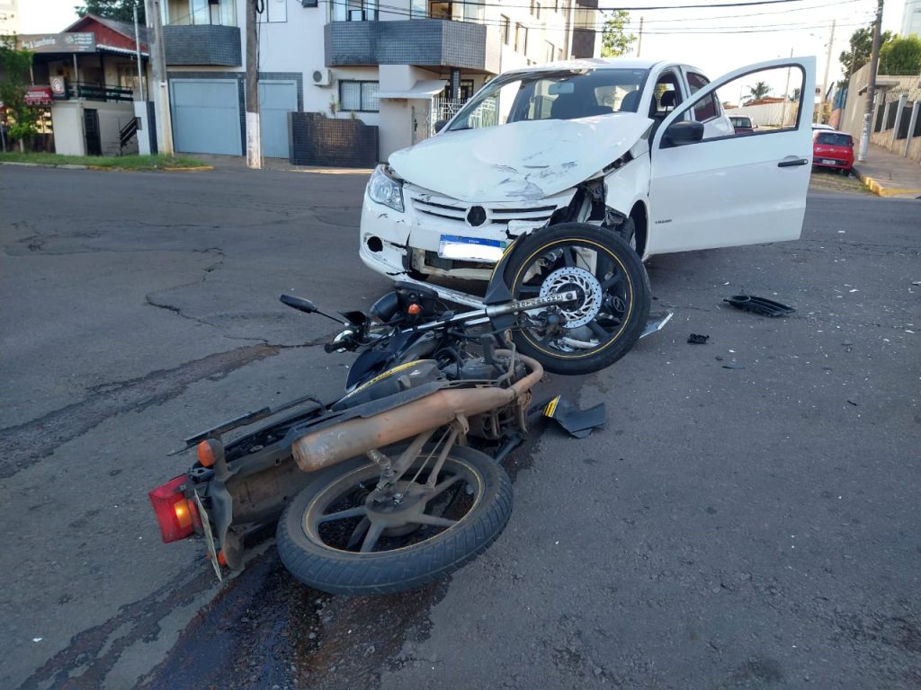 Colisão entre carro e moto deixa motociclista ferido na Teixeira Soares bairro Vera Cruz