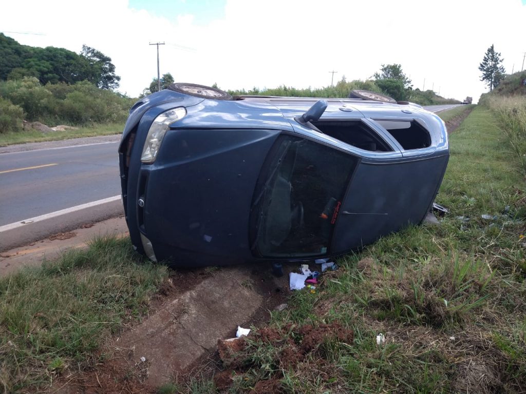 Veículo tem a frente invadida e condutor acaba tombando na ERS-135 em Passo Fundo