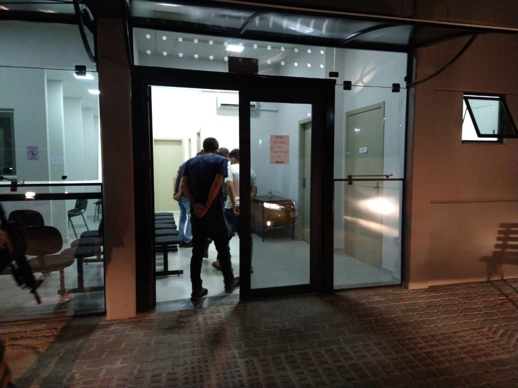 BM prende três jovens com revólver e drogas na Petrópolis