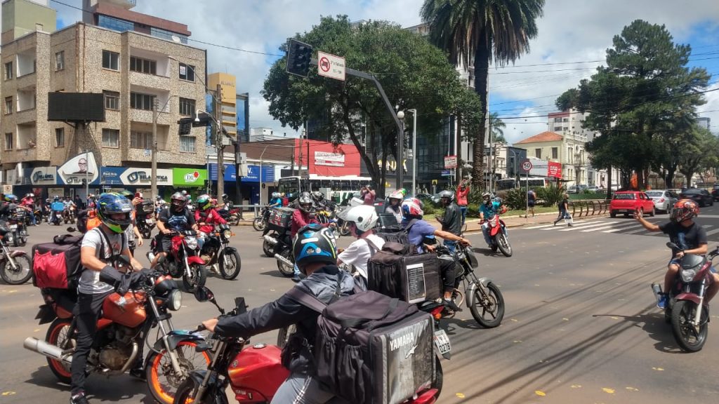 VÍDEOS: grupo realiza protesto em Passo Fundo contra aumento dos combustíveis