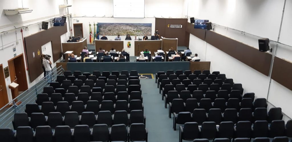 Câmara faz sessão extraordinária presencial nesta terça-feira