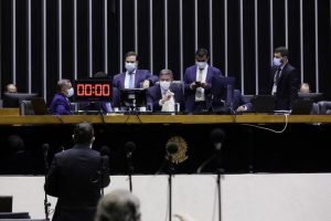 Deputados aprovam PEC que garante novo auxílio emergencial