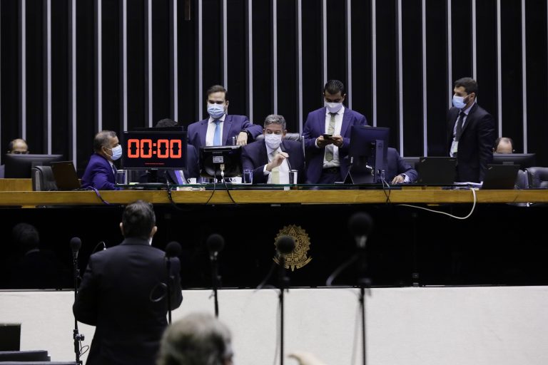 Deputados aprovam PEC que garante novo auxílio emergencial