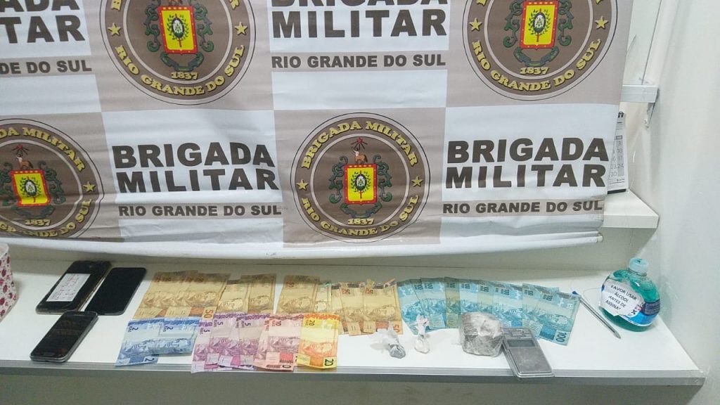 BM prende três jovens com revólver e drogas na Petrópolis