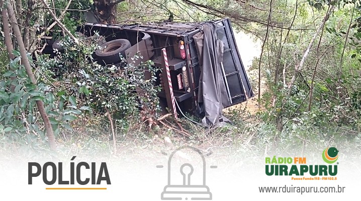 Caminhão sai da pista e condutor fica ferido na BR-285 em Passo Fundo