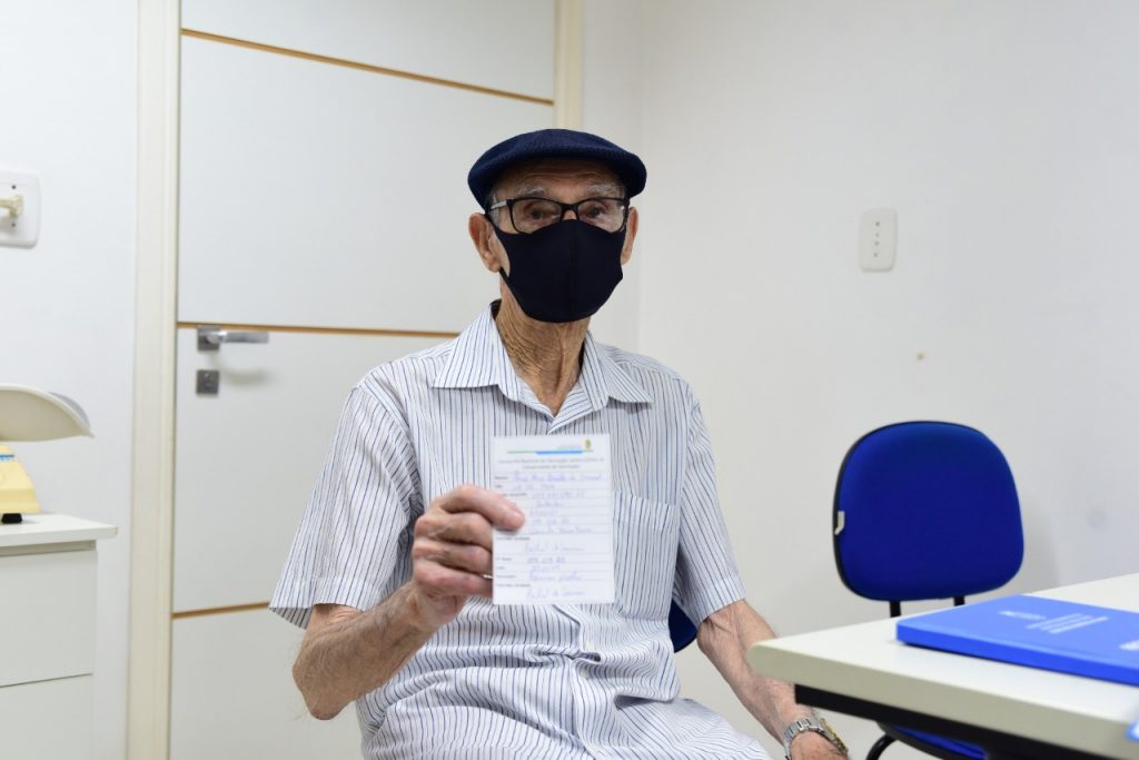 Idosos com mais de 90 anos recebem segunda dose da vacina contra covid-19