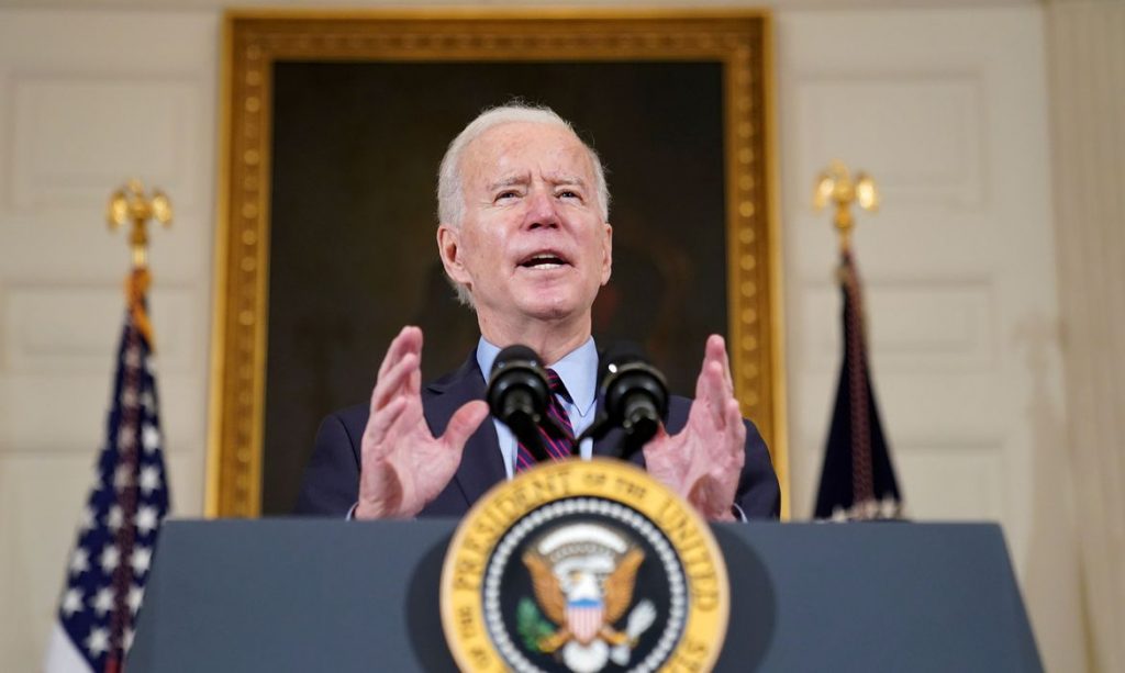 Joe Biden determina que EUA priorizem vacinação de professores