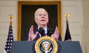 Joe Biden determina que EUA priorizem vacinação de professores