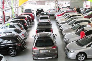 Montadoras paralisadas e cenário econômico aquecem mercado de carros seminovos