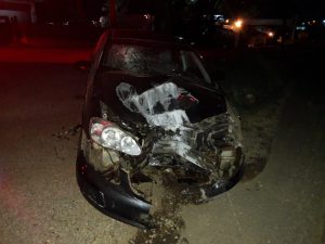 Condutor colide carro em poste no bairro São Cristóvão