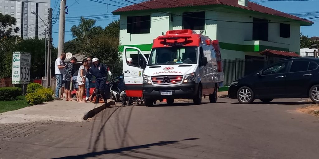 Idosa fica ferida ao se envolver em acidente entre carro e bicicleta na Cohab I