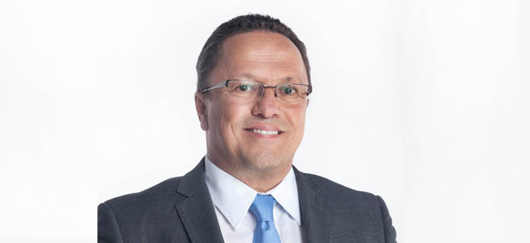 José Alberto Ferrão Leal é o novo gerente-geral do Passo Fundo Shopping./ Com mais de 15 anos de experiência no segmento de shopping center, o executivo está motivado para encarar novos desafios com soluções inovadoras e criativas, que é o mais exigido no setor atualmente./ Em entrevista à Uirapuru, Leal ressaltou que está empenhado a potencializar a qualidade e o mix de lojas do shopping./ Trazendo para Passo Fundo a experiência de mais de 15 anos no segmento industrial e de serviços, Leal acrescenta ao Passo Fundo Shopping a sua visão de negócios, que preza pela qualidade e eficiência na busca de resultados e criação de novas oportunidades./ O gerente-geral destaca que chega preparado para liderar com responsabilidade e garantia de excelência para a contribuir com o desenvolvimento das equipes e do empreendimento./ O foco sempre será o lojista, tendo em vista que precisam de condições positivas para que seus negócios cresçam./ A expectativa é positiva e com perspectivas de crescimento a longo prazo, acrescenta./ O Passo Fundo Shopping recebe um público exigente e que procura os melhores serviços e produtos./ Conforme Leal, os novos contratos recém assinados e que em breve serão compartilhados com todos, trazem a certeza de que o shopping está no caminho certo./ O executivo enfatiza que quem mais ganha com essas boas notícias é o desenvolvimento econômico da região