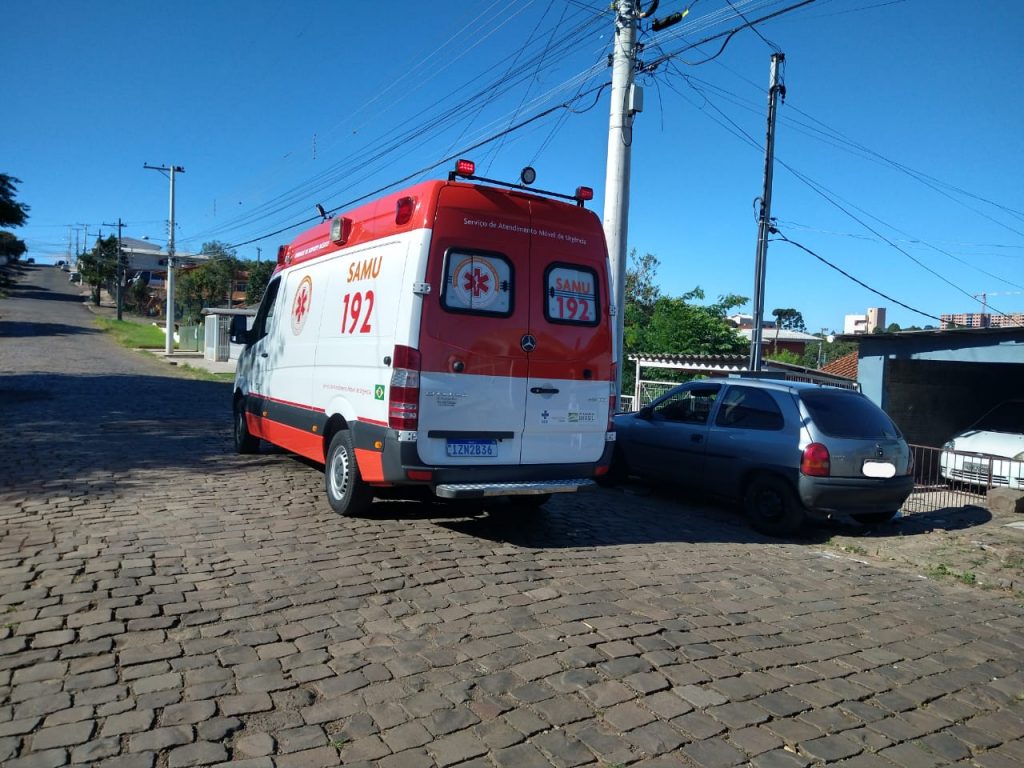 Motorista colide carro frontalmente com poste na Santa Maria