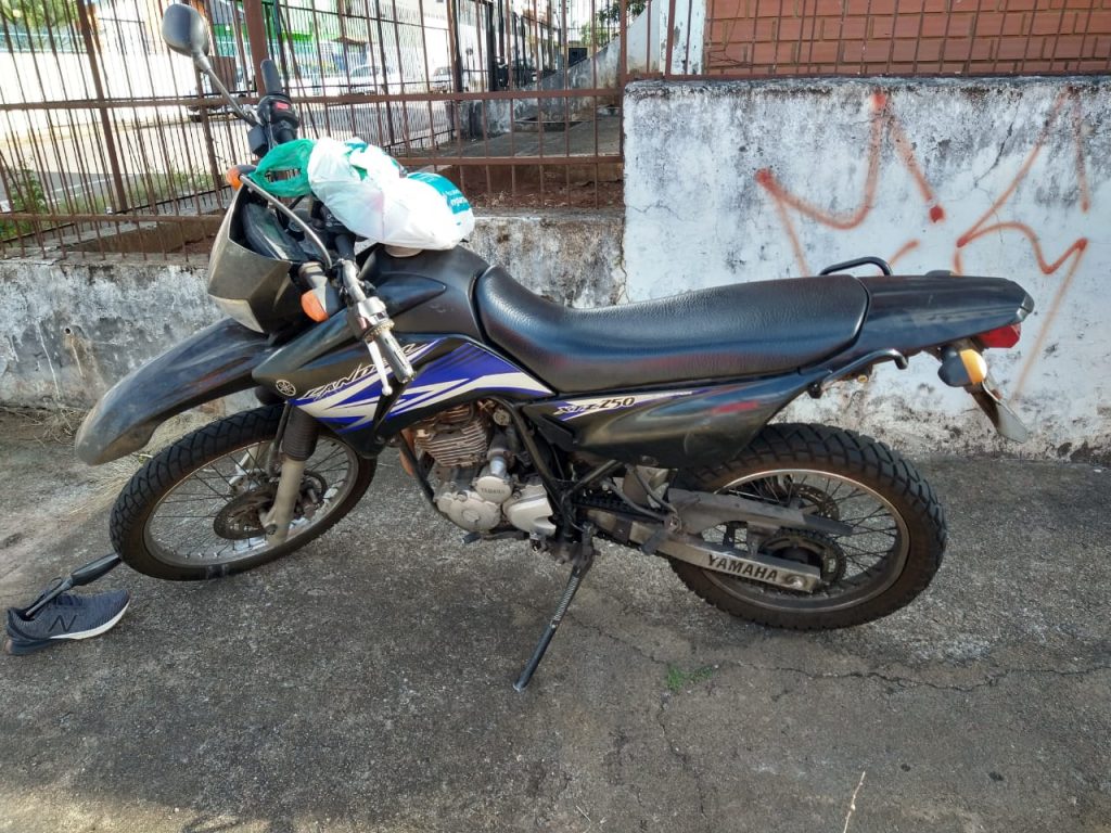 Motociclista tem fratura e ferimentos após colisão entre carro e moto na Vila Annes