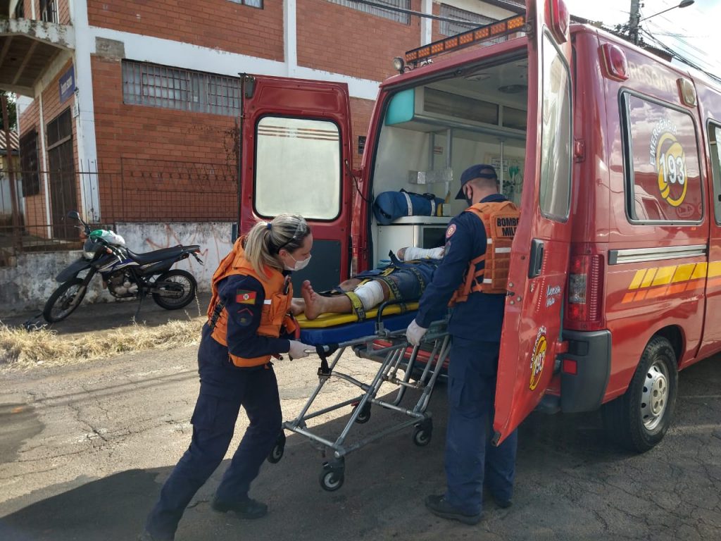 Motociclista tem fratura e ferimentos após colisão entre carro e moto na Vila Annes