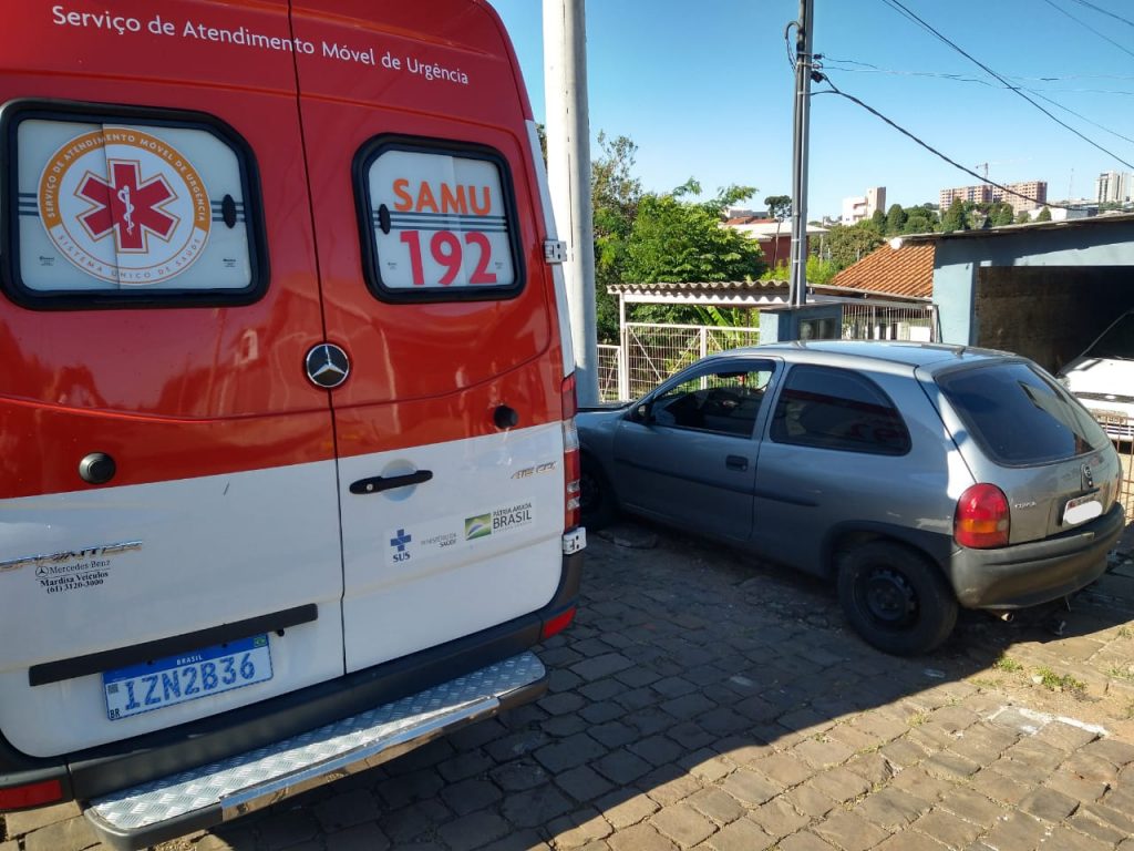 Motorista colide carro frontalmente com poste na Santa Maria