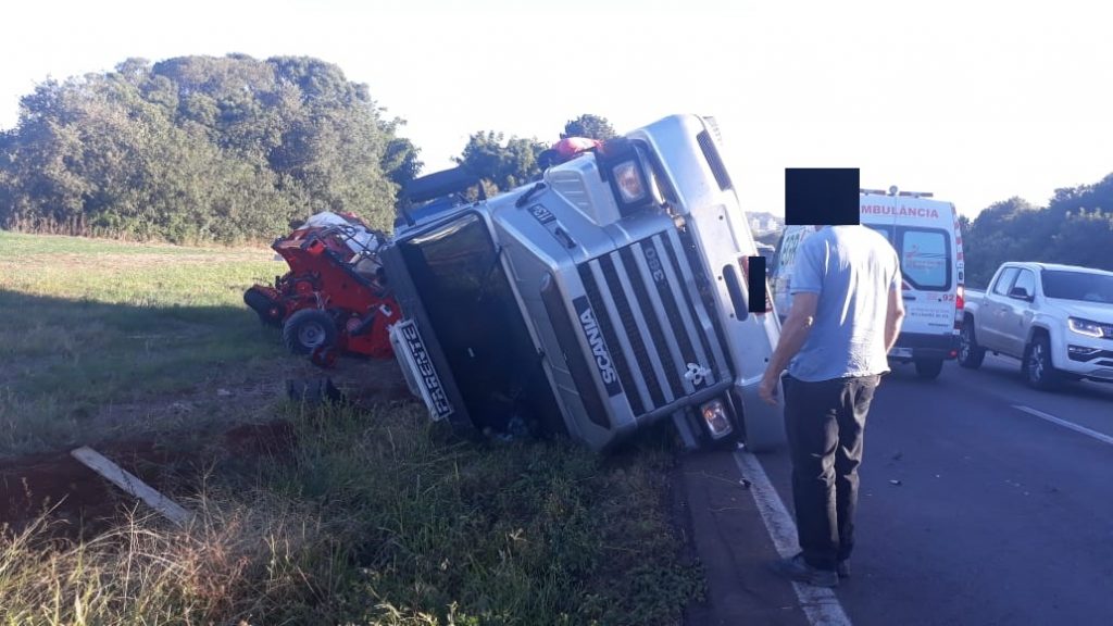 Tombamento de carreta é registrado na saída de Passo Fundo para Coxilha