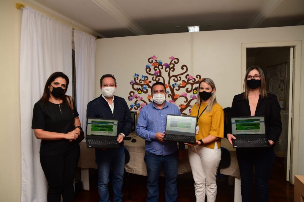 Prefeitura entrega equipamentos de informática para casas de acolhimento