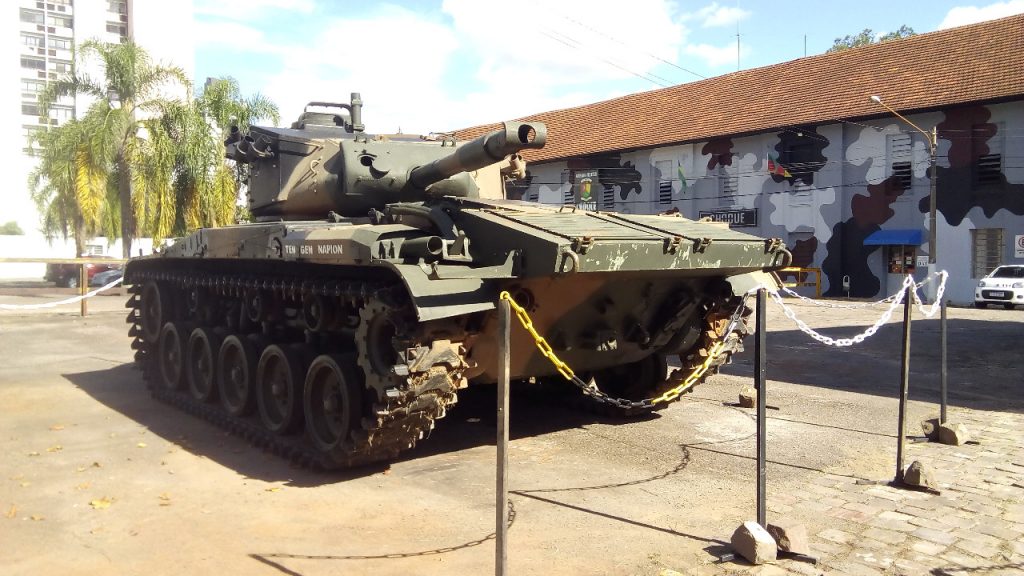 Carro de combate usado na Guerra do Vietnã está exposto para visitação no pátio do Antigo Quartel em Passo Fundo