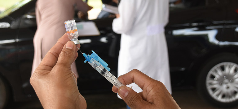 Pessoas que nasceram em 1957 e 1958 poderão receber a segunda dose da Coronavac nesta sexta-feira