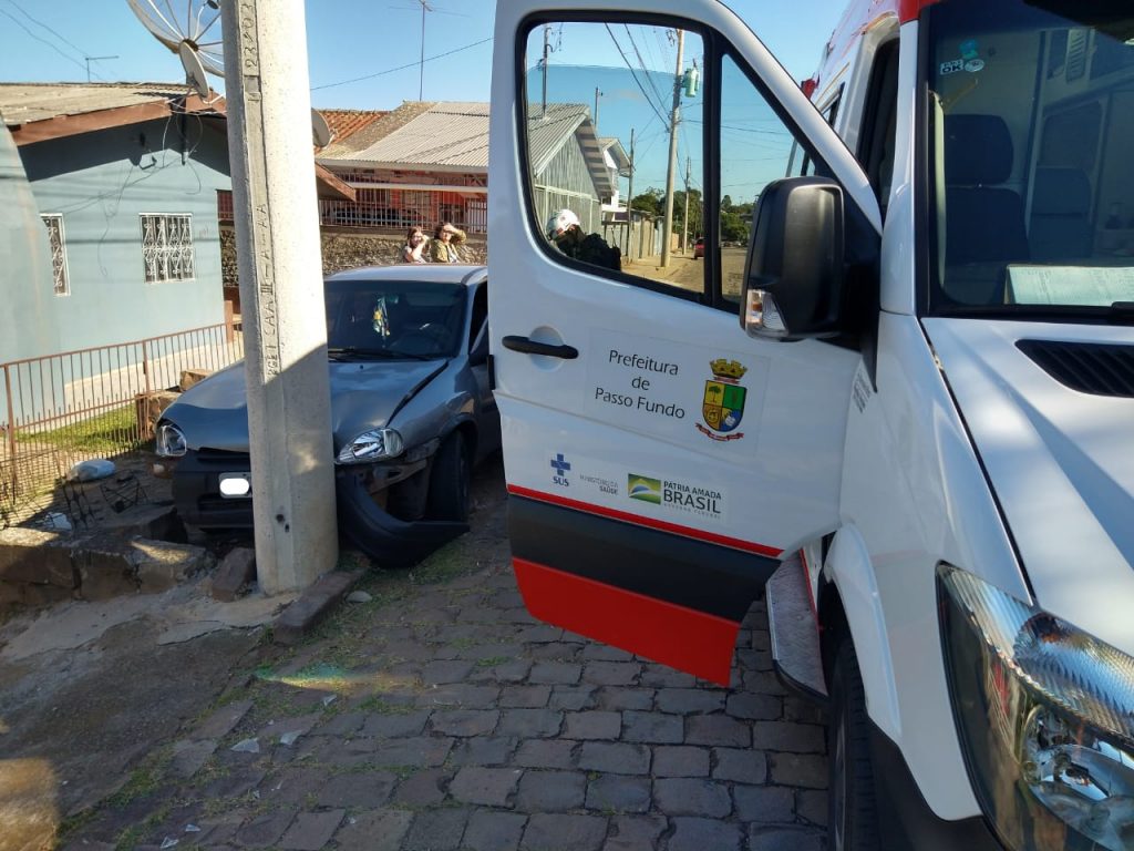 Motorista colide carro frontalmente com poste na Santa Maria