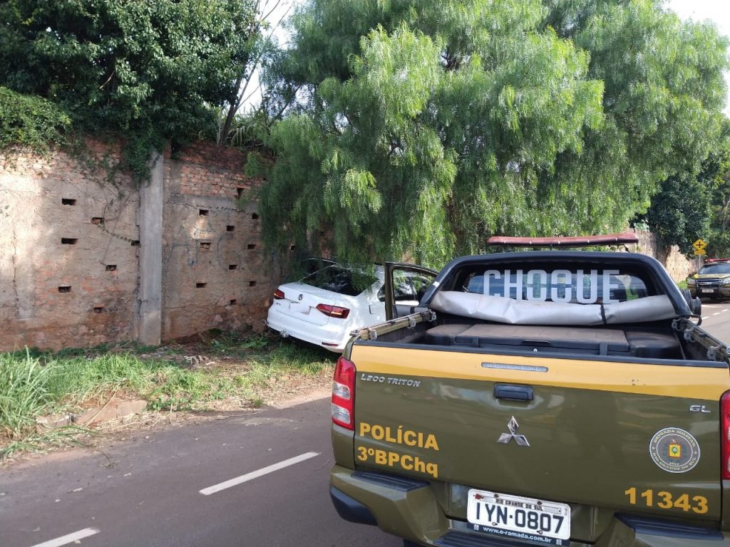 Dois homens são presos após fugirem com carro roubado na Operária