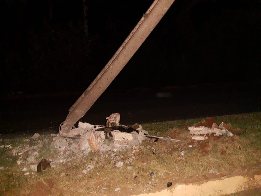 Condutor colide carro em poste no bairro São Cristóvão