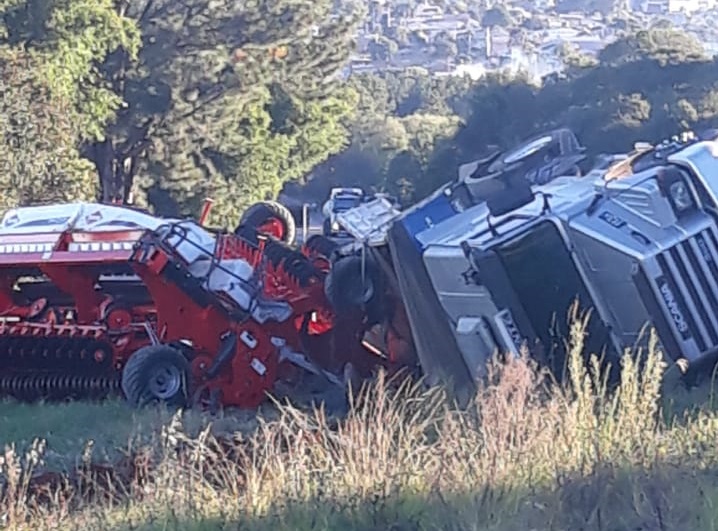 Tombamento de carreta é registrado na saída de Passo Fundo para Coxilha