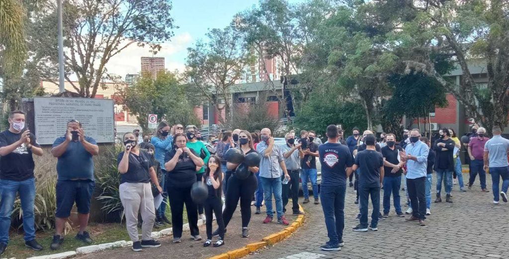 Trabalhadores do setor de eventos realizam manifestação em Passo Fundo