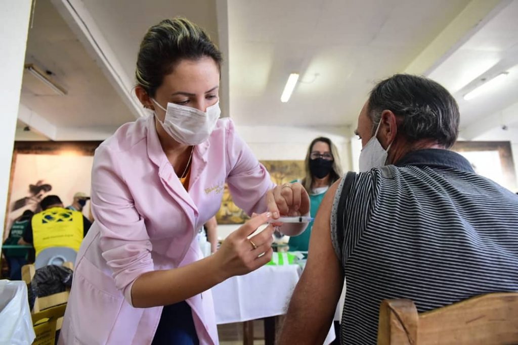 Vacinação em Passo Fundo será retomada neste sábado para moradores com 60 anos completos