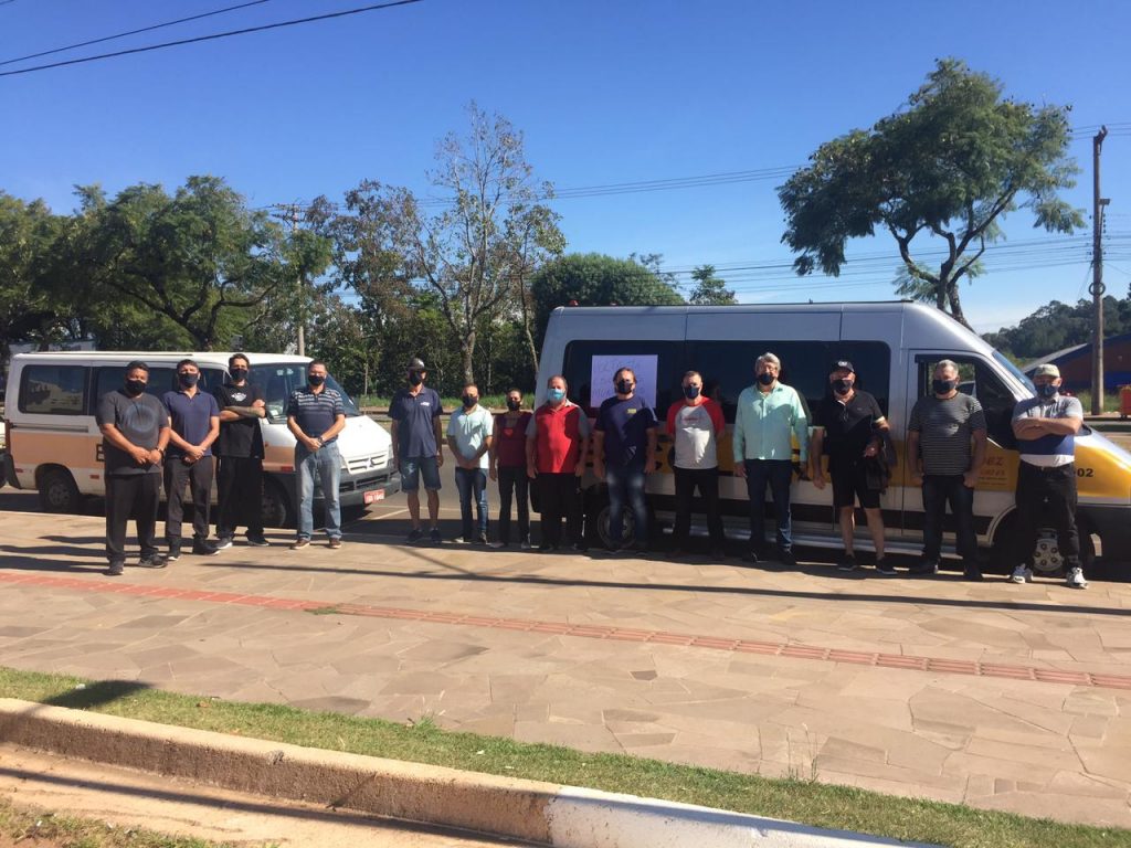 os proprietários de vans escolares realizaram uma carreata no último sábado (24)
