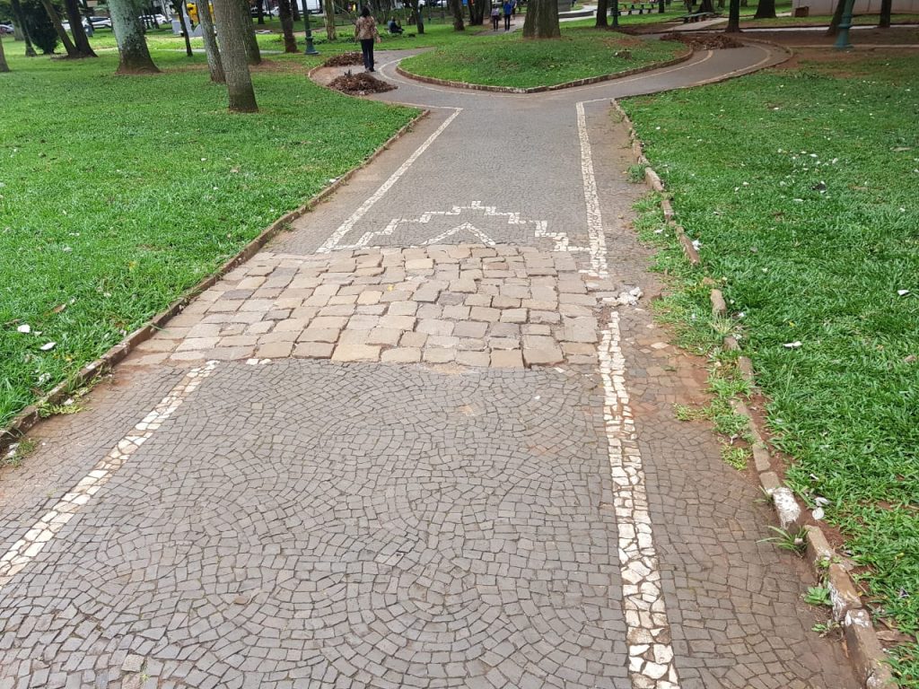 Ouvintes da Uirapuru questionam qualidade do novo piso da Praça Marechal Floriano