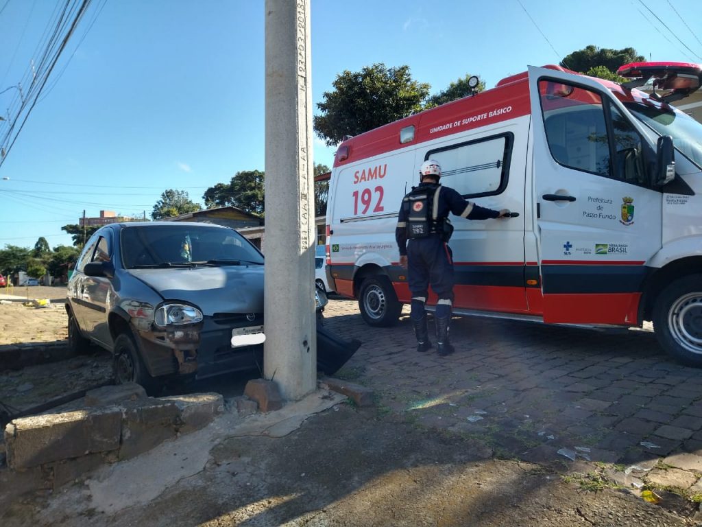 Motorista colide carro frontalmente com poste na Santa Maria