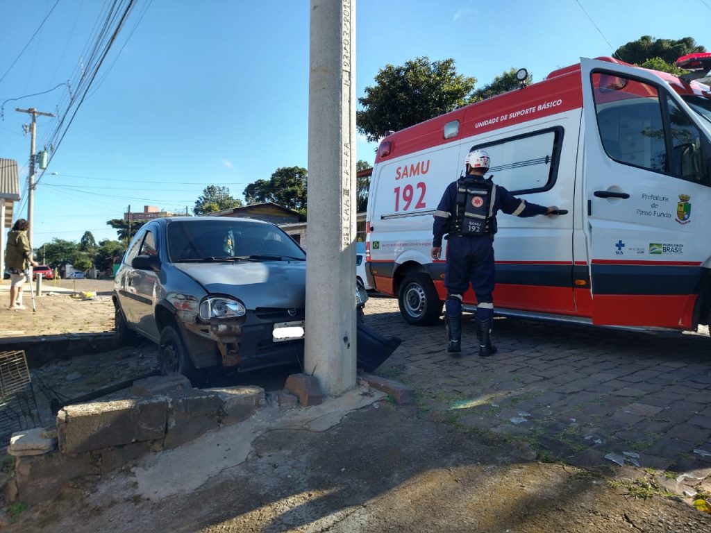Motorista colide carro frontalmente com poste na Santa Maria
