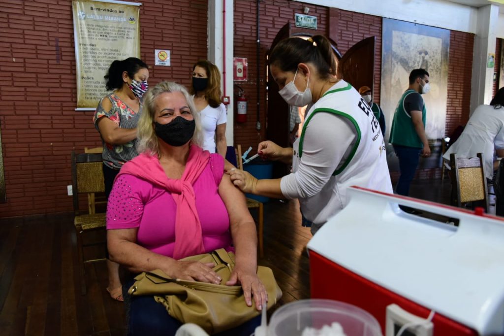 Pessoas com prazo de 20 e 22 de abril receberão segunda dose nesta terça-feira