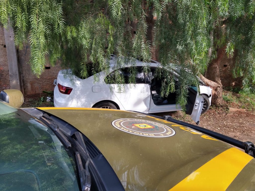 Dois homens são presos após fugirem com carro roubado na Operária