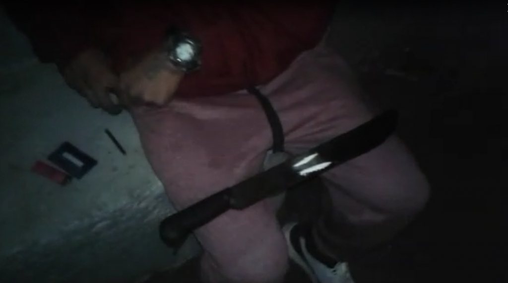 Indivíduos gravam consumo de drogas em frente a Delegacia de Polícia Civil de Soledade Um vídeo enviado para grupos de whatsapp nesta quarta-feira (28), está causando muita revolta na comunidade de Soledade e região. No vídeo aparecem três indivíduos em frente a Delegacia de Polícia Civil da cidade de Soledade consumindo drogas durante a noite. Os indivíduos zombam da polícia por estarem se drogando em frente ao prédio da delegacia e usam cocaína na calçada . No vídeo o “narrador” ainda relata que já andou em uma das viaturas (volante) da Polícia Civil e é boazinha. Em ato contínuo, um dos indivíduos com um facão no colo, prepara duas carreiras da droga para a utilização. O vídeo tem diversos compartilhamentos nos grupos de Whatsapp e a revolta é geral com a audácia que os usuários e traficantes tem no município de Soledade.