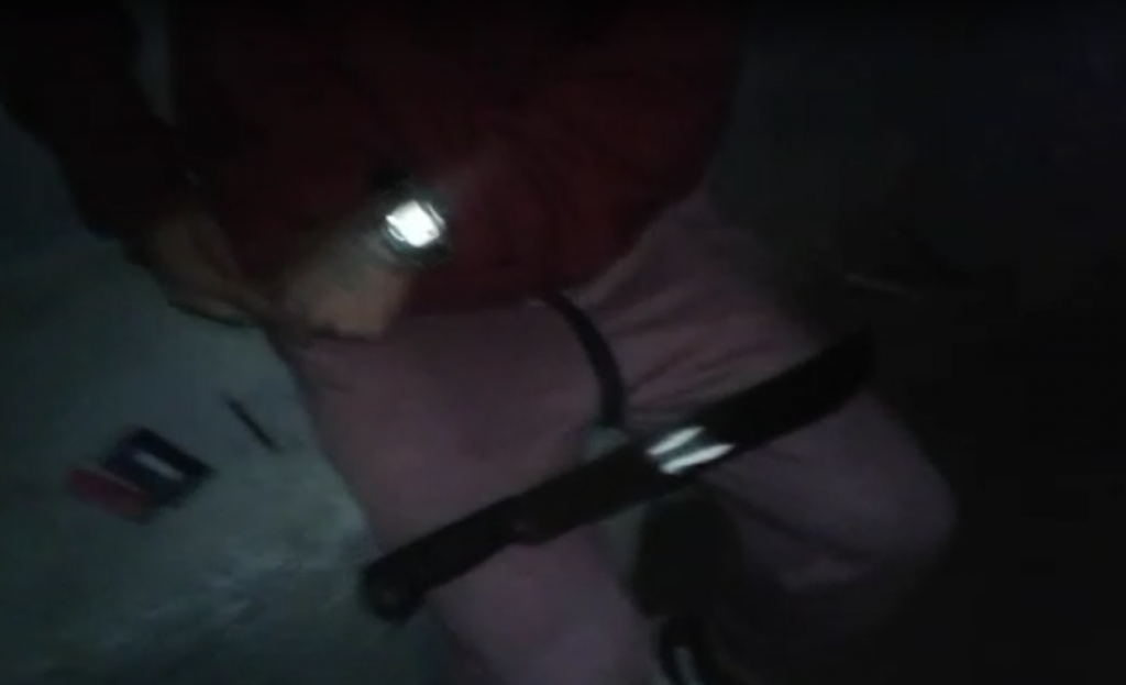 Indivíduos gravam consumo de drogas em frente a Delegacia de Polícia Civil de Soledade Um vídeo enviado para grupos de whatsapp nesta quarta-feira (28), está causando muita revolta na comunidade de Soledade e região. No vídeo aparecem três indivíduos em frente a Delegacia de Polícia Civil da cidade de Soledade consumindo drogas durante a noite. Os indivíduos zombam da polícia por estarem se drogando em frente ao prédio da delegacia e usam cocaína na calçada . No vídeo o “narrador” ainda relata que já andou em uma das viaturas (volante) da Polícia Civil e é boazinha. Em ato contínuo, um dos indivíduos com um facão no colo, prepara duas carreiras da droga para a utilização. O vídeo tem diversos compartilhamentos nos grupos de Whatsapp e a revolta é geral com a audácia que os usuários e traficantes tem no município de Soledade.