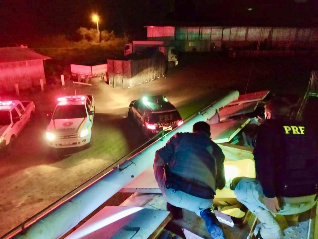 PRF e BM apreendem caminhão com carga de 1 milhão de reais em cigarros contrabandeados